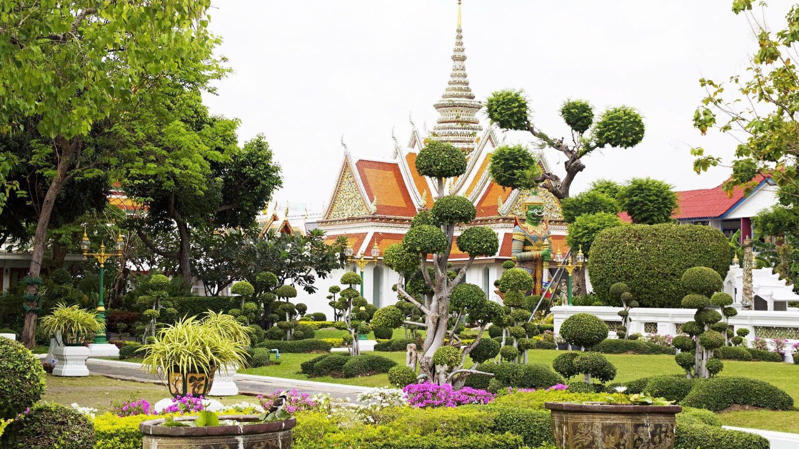 Du finder smukke templer overalt i Thailand